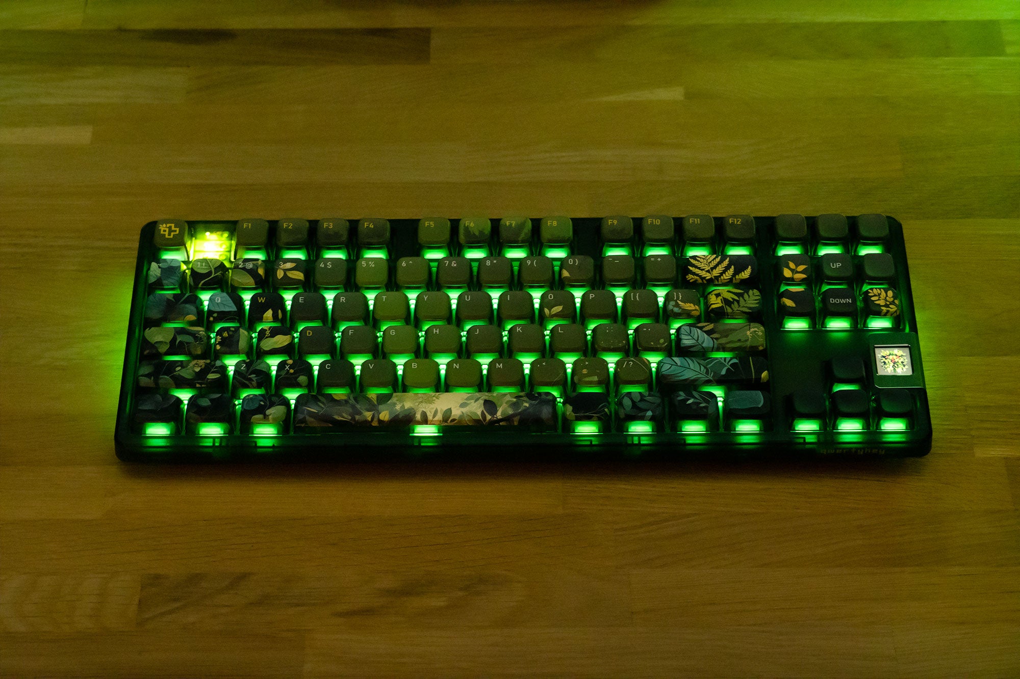 QwertyKey80 Leaf Bluetooth Wireless Hotswap RGB QMK/VIA Gasket Mounted Tastatura Mecanica Gaming cu Ecran