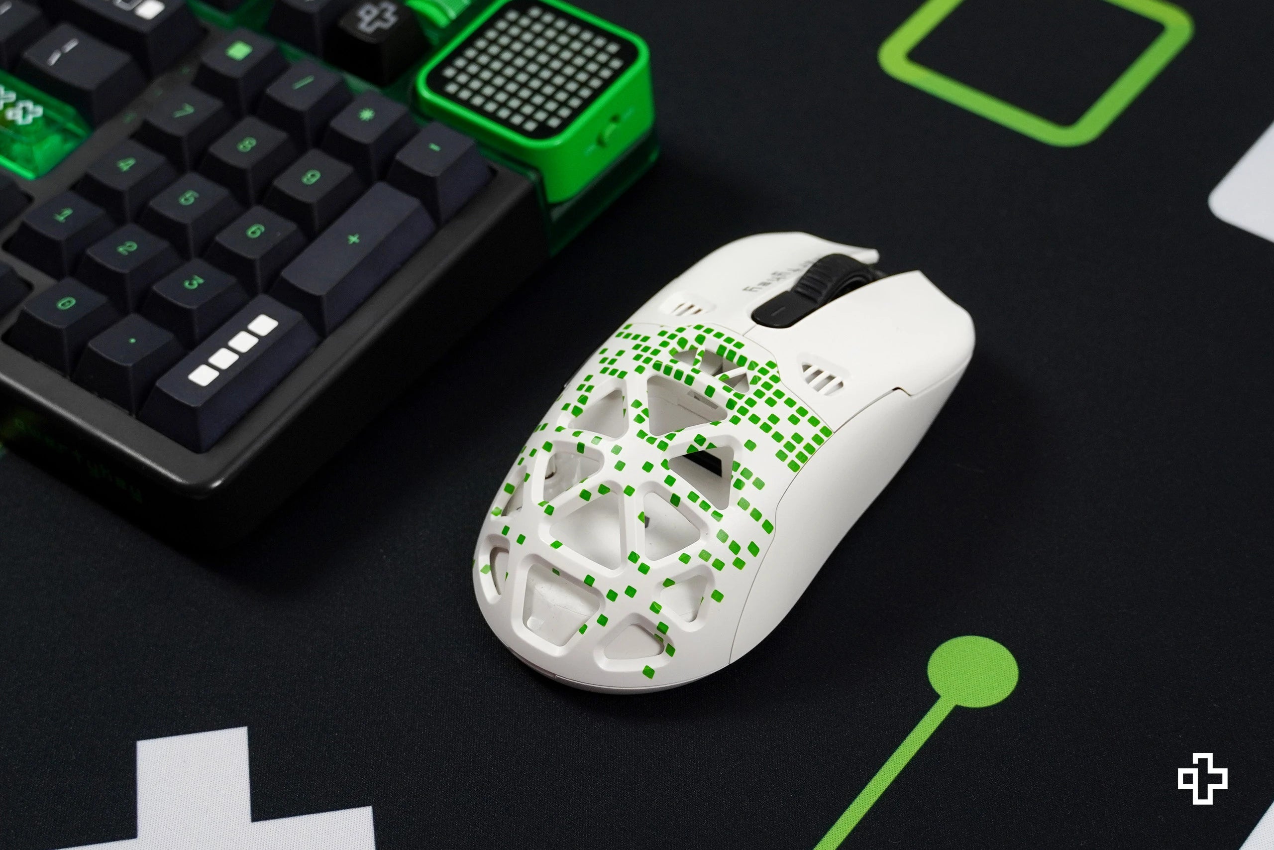 Cover Mouse QKM1 Matrix Alb