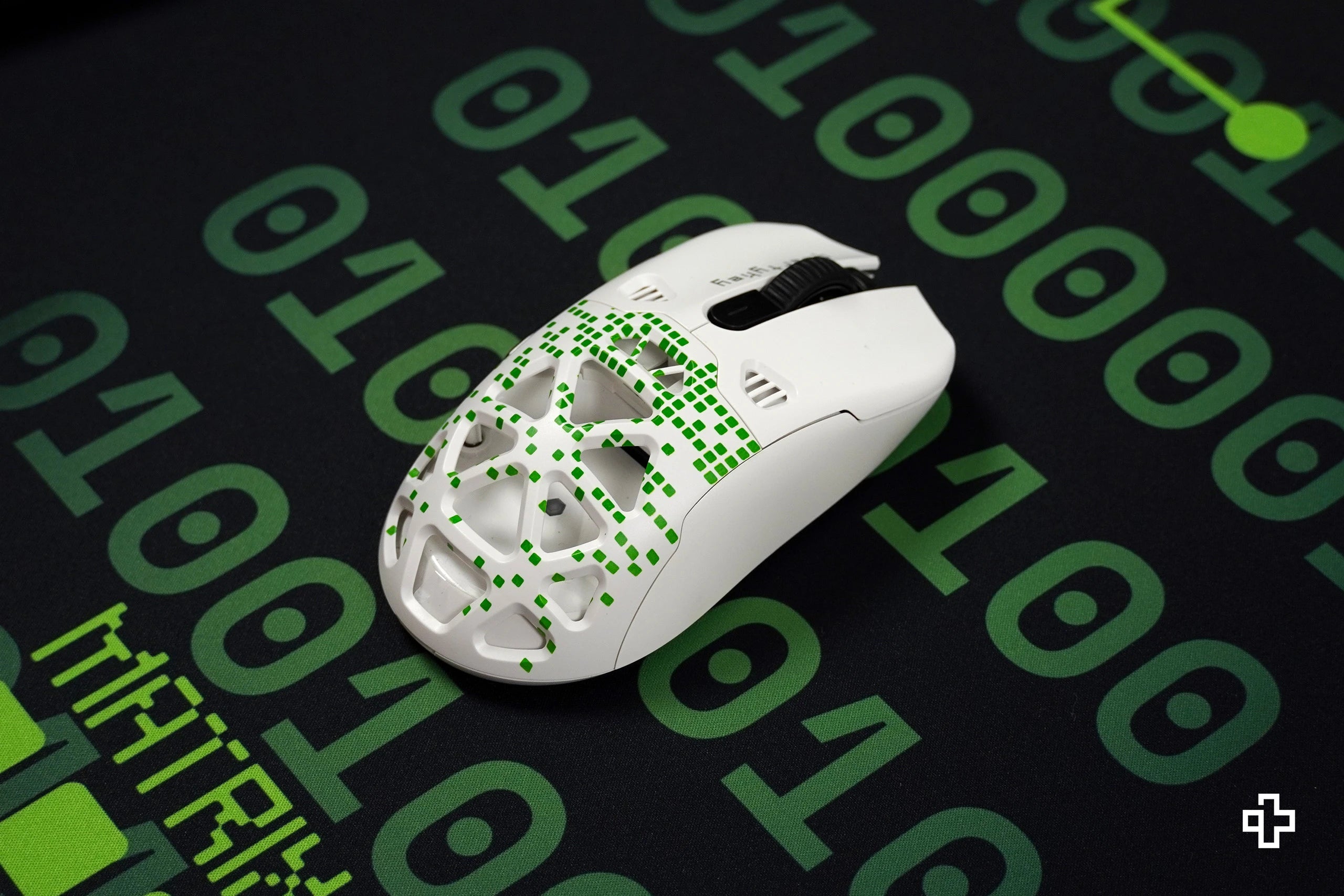 Cover Mouse QKM1 Matrix Alb