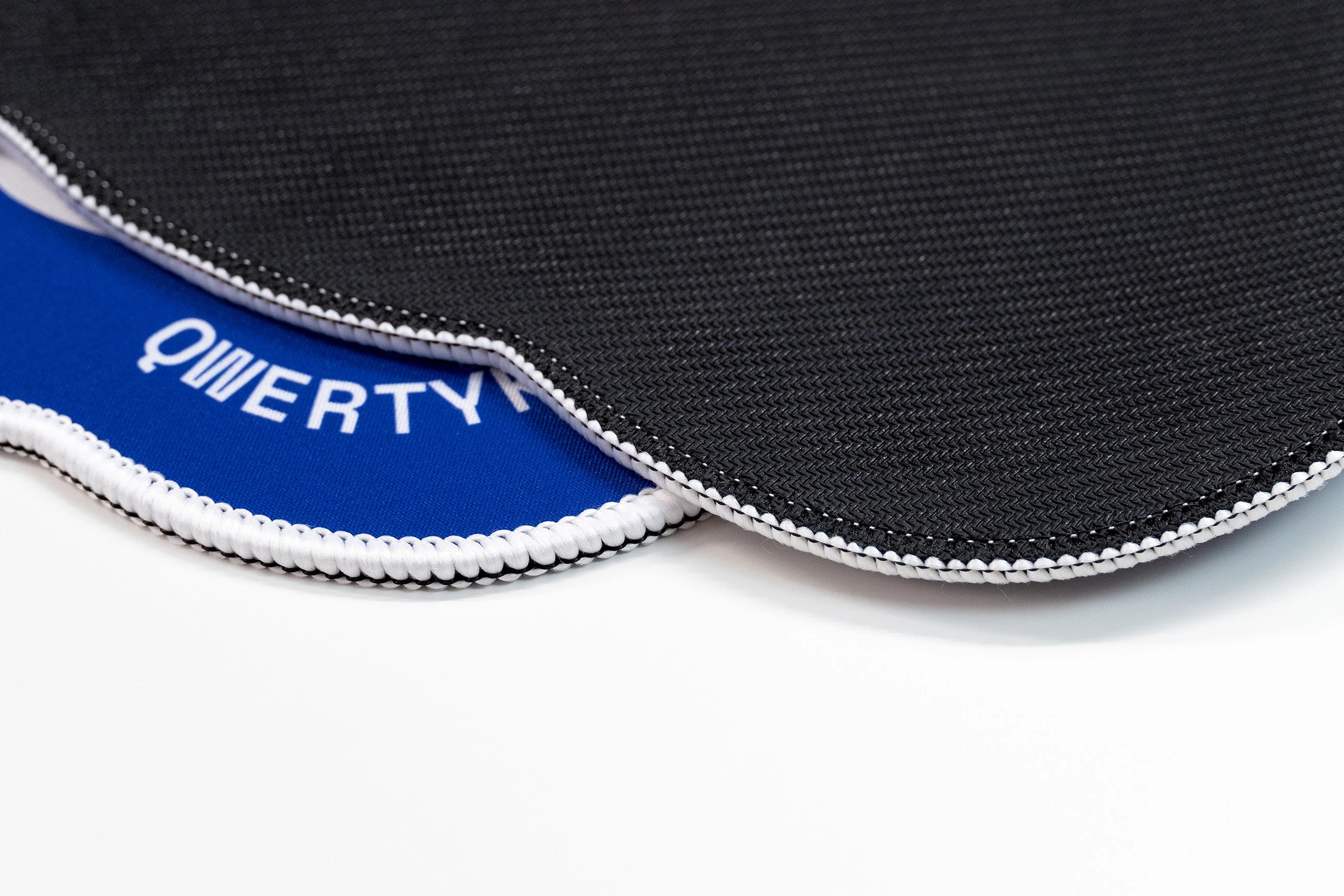 Deskmat Mousepad QwertyKey Game Waterproof, Margini Cusute, Grosime 4mm, Spate Cauciucat