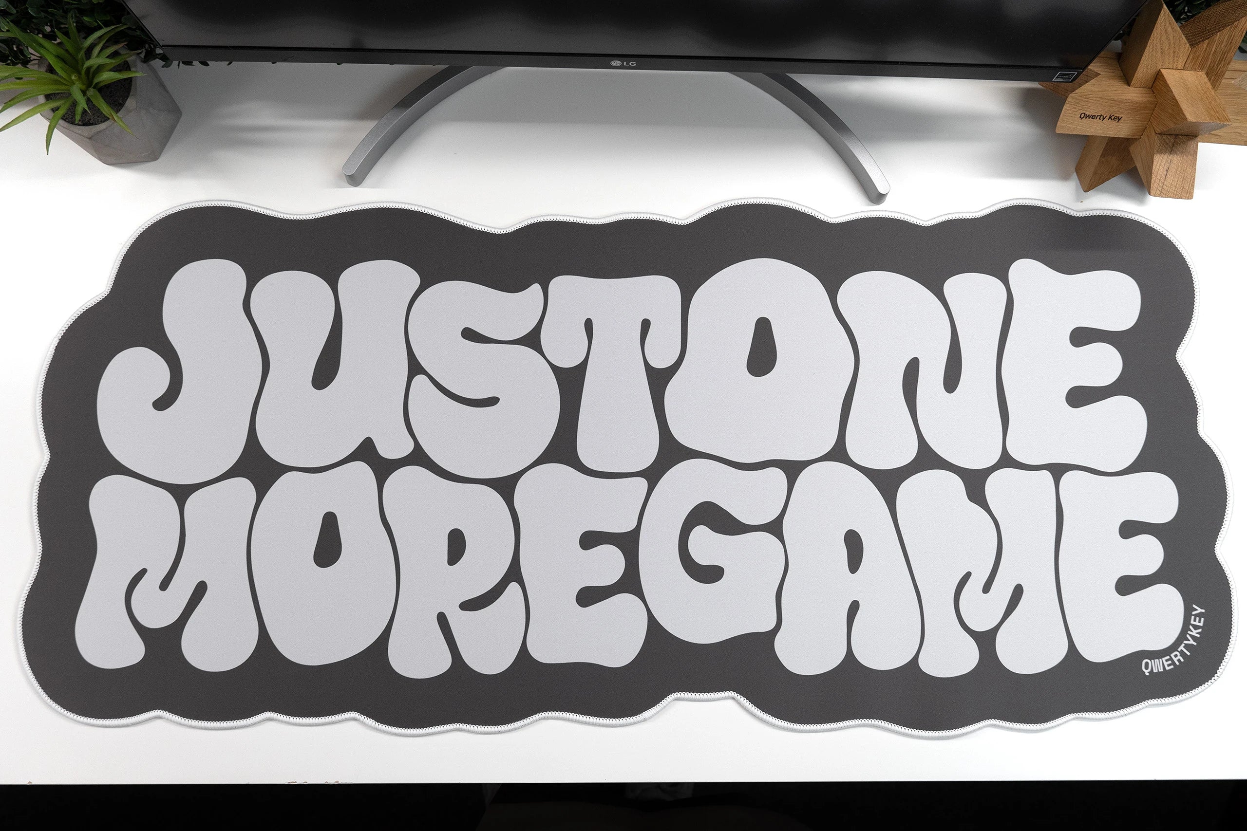 Deskmat Mousepad QwertyKey Game Waterproof, Margini Cusute, Grosime 4mm, Spate Cauciucat