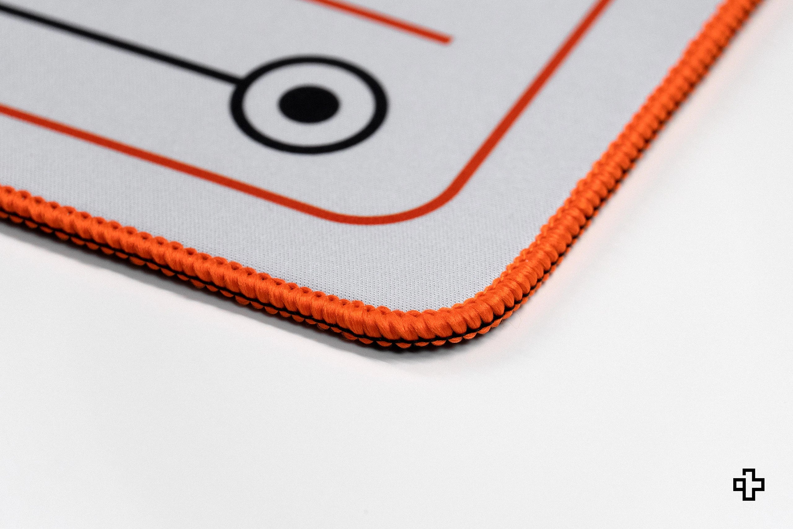 Deskmat Mousepad QwertyKey Phantom Alb Waterproof, Margini Cusute, Grosime 4mm, Spate Cauciucat