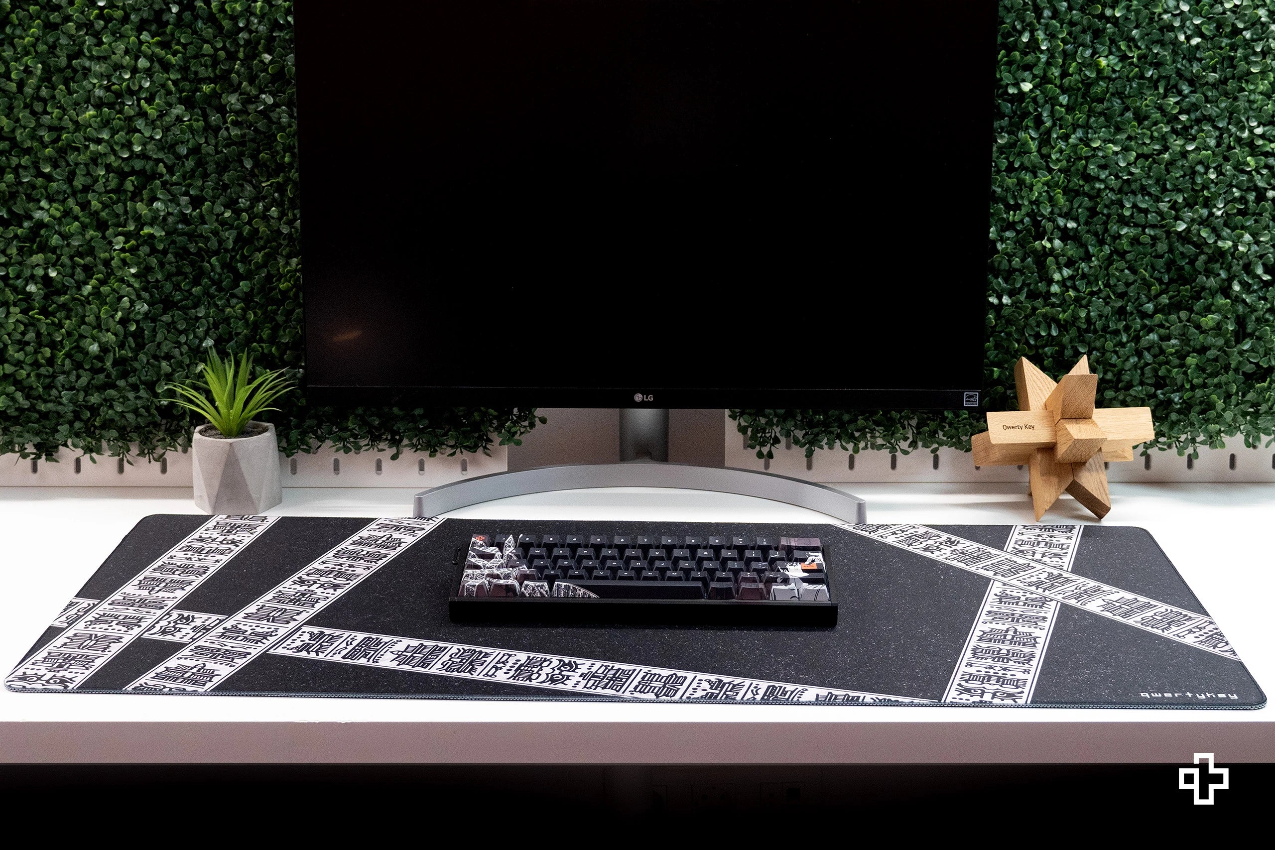 Deskmat Mousepad QwertyKey Shadow Waterproof, Margini Cusute, Grosime 4mm, Spate Cauciucat