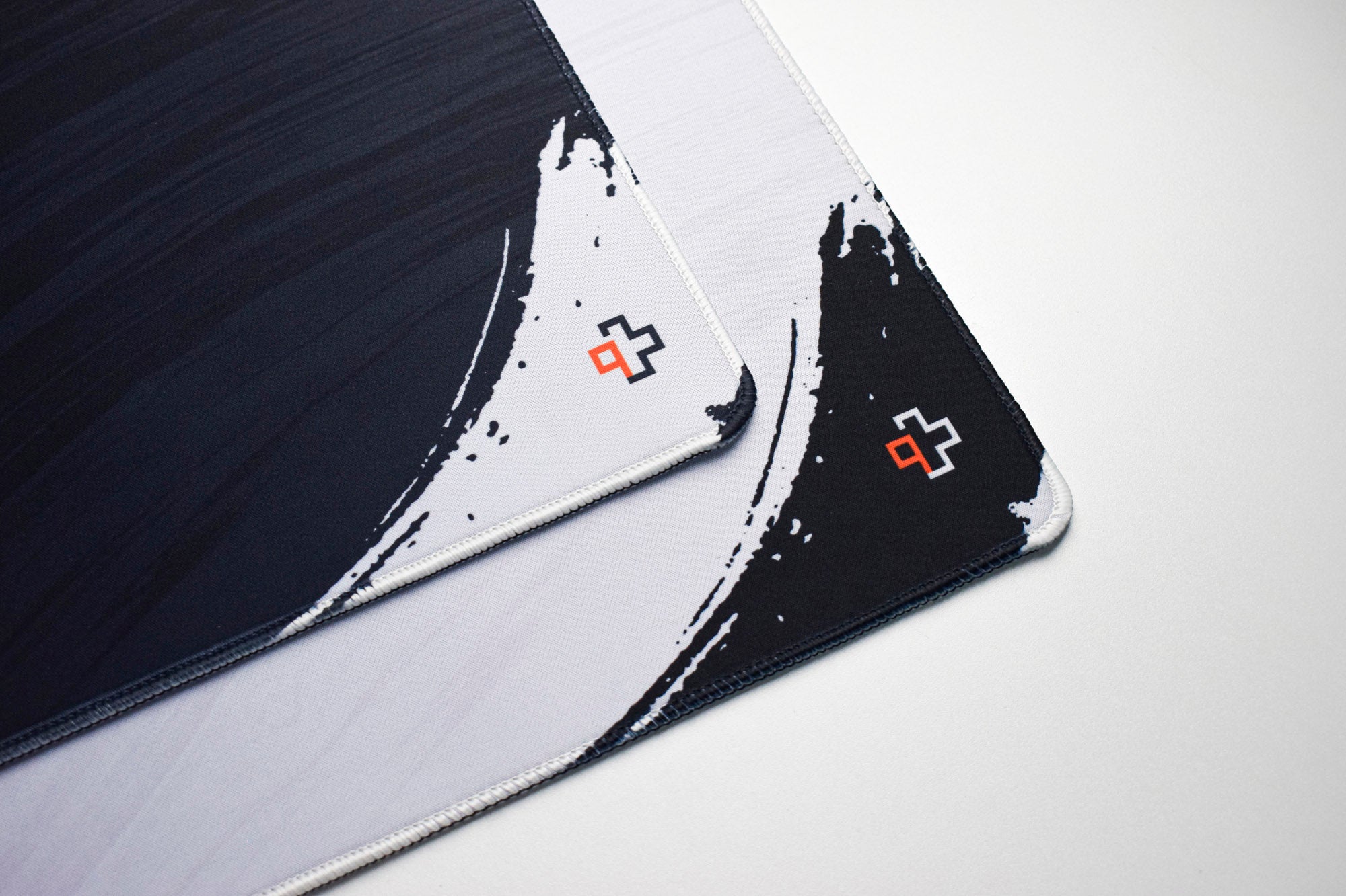 Deskmat Mousepad QwertyKey Alb 4mm margini cusute - QwertyKey