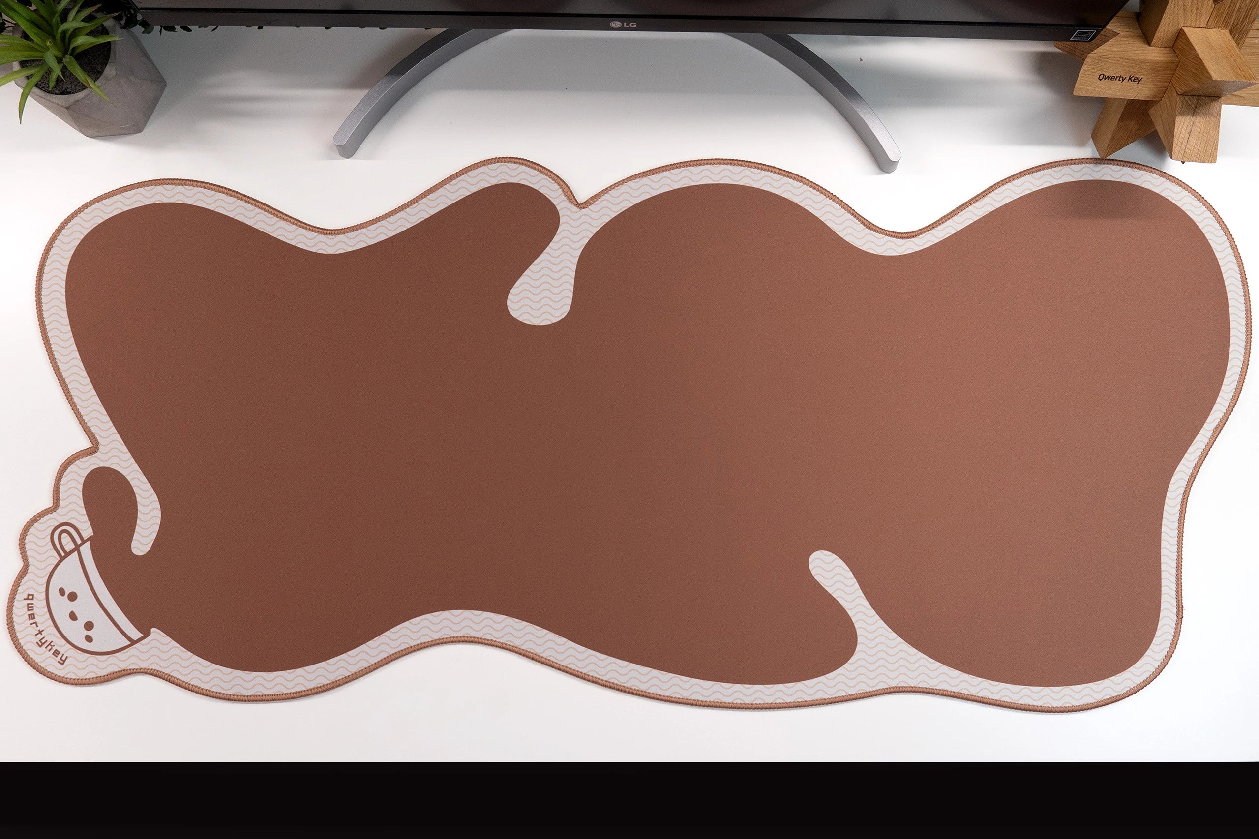 Deskmat Mousepad QwertyKey Coffee Waterproof, Margini Cusute, Grosime 4mm, Spate Cauciucat