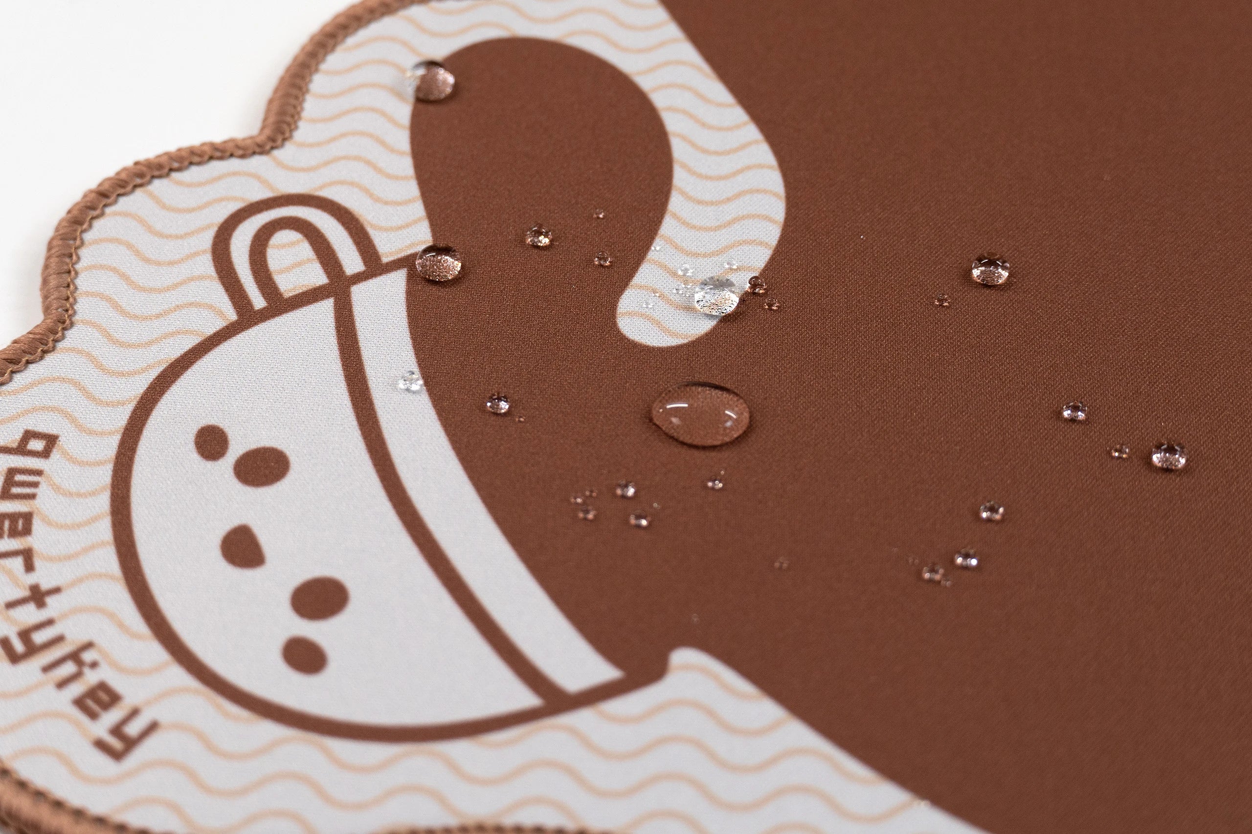 Deskmat Mousepad QwertyKey Coffee Waterproof, Margini Cusute, Grosime 4mm, Spate Cauciucat