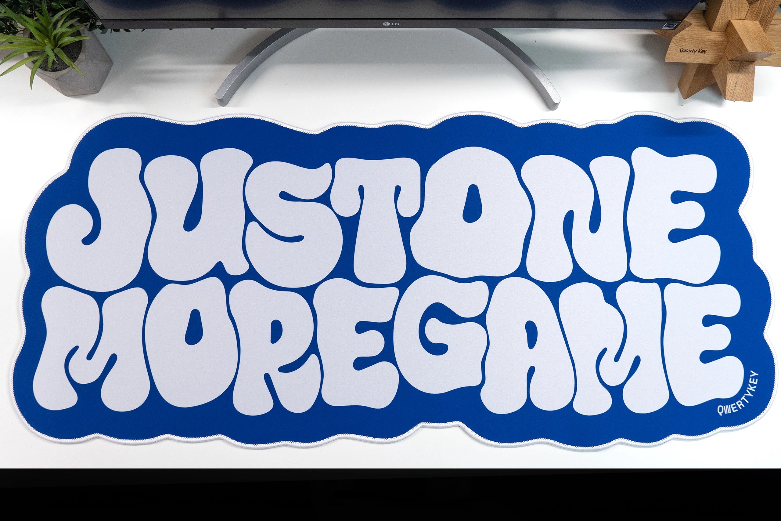 Deskmat Mousepad QwertyKey Game Waterproof, Margini Cusute, Grosime 4mm, Spate Cauciucat