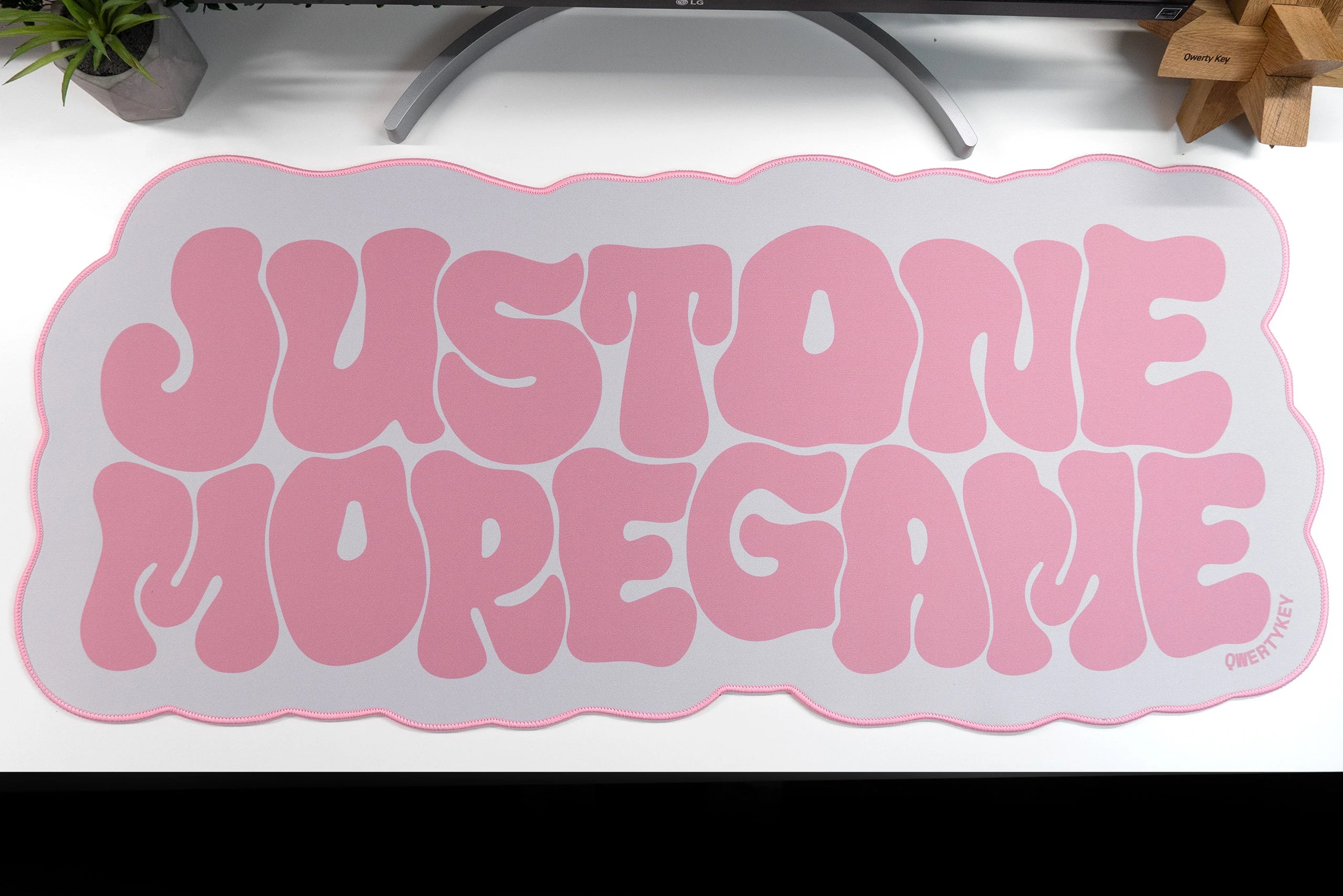 Deskmat Mousepad QwertyKey Game Waterproof, Margini Cusute, Grosime 4mm, Spate Cauciucat