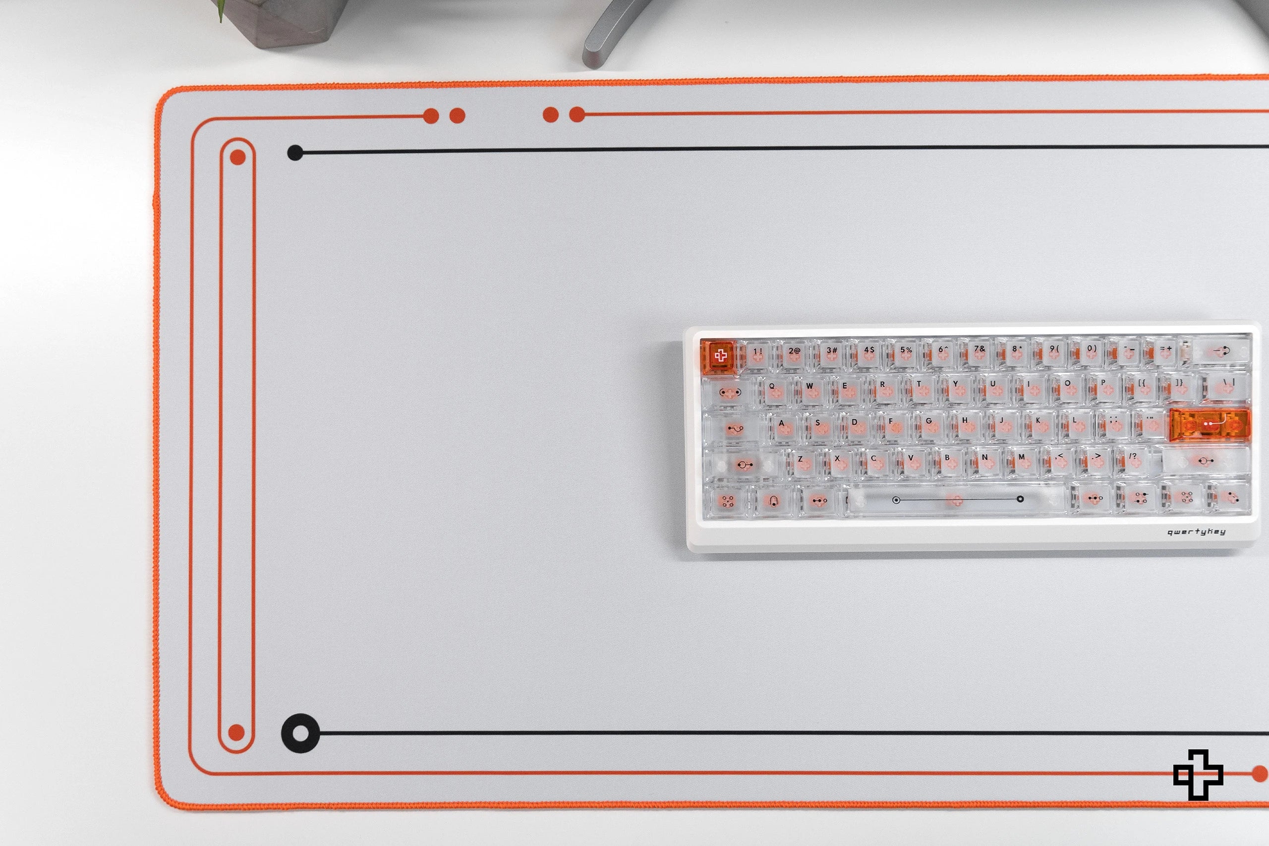 Deskmat Mousepad QwertyKey Phantom Alb Waterproof, Margini Cusute, Grosime 4mm, Spate Cauciucat