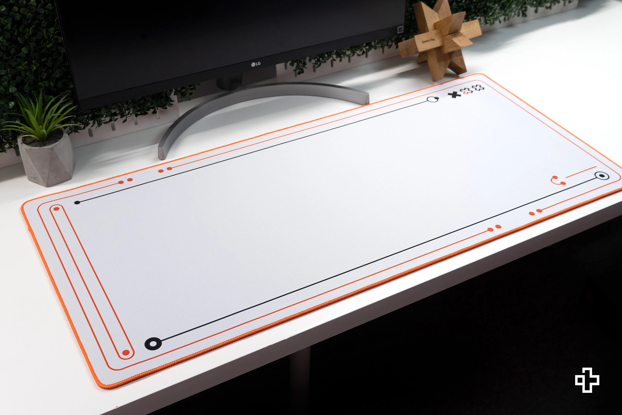 Deskmat Mousepad QwertyKey Phantom Alb Waterproof, Margini Cusute, Grosime 4mm, Spate Cauciucat