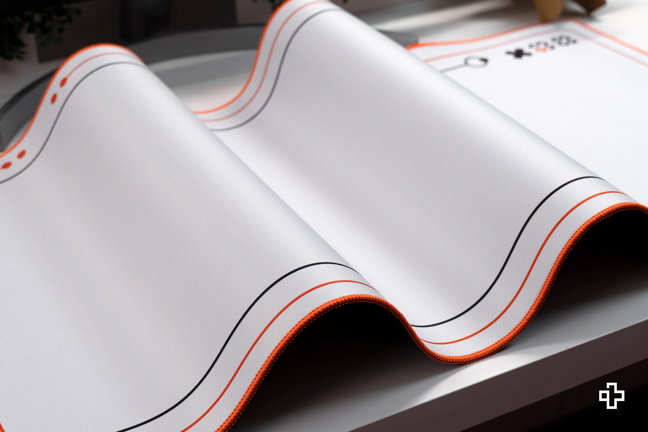 Deskmat Mousepad QwertyKey Phantom Alb Waterproof, Margini Cusute, Grosime 4mm, Spate Cauciucat