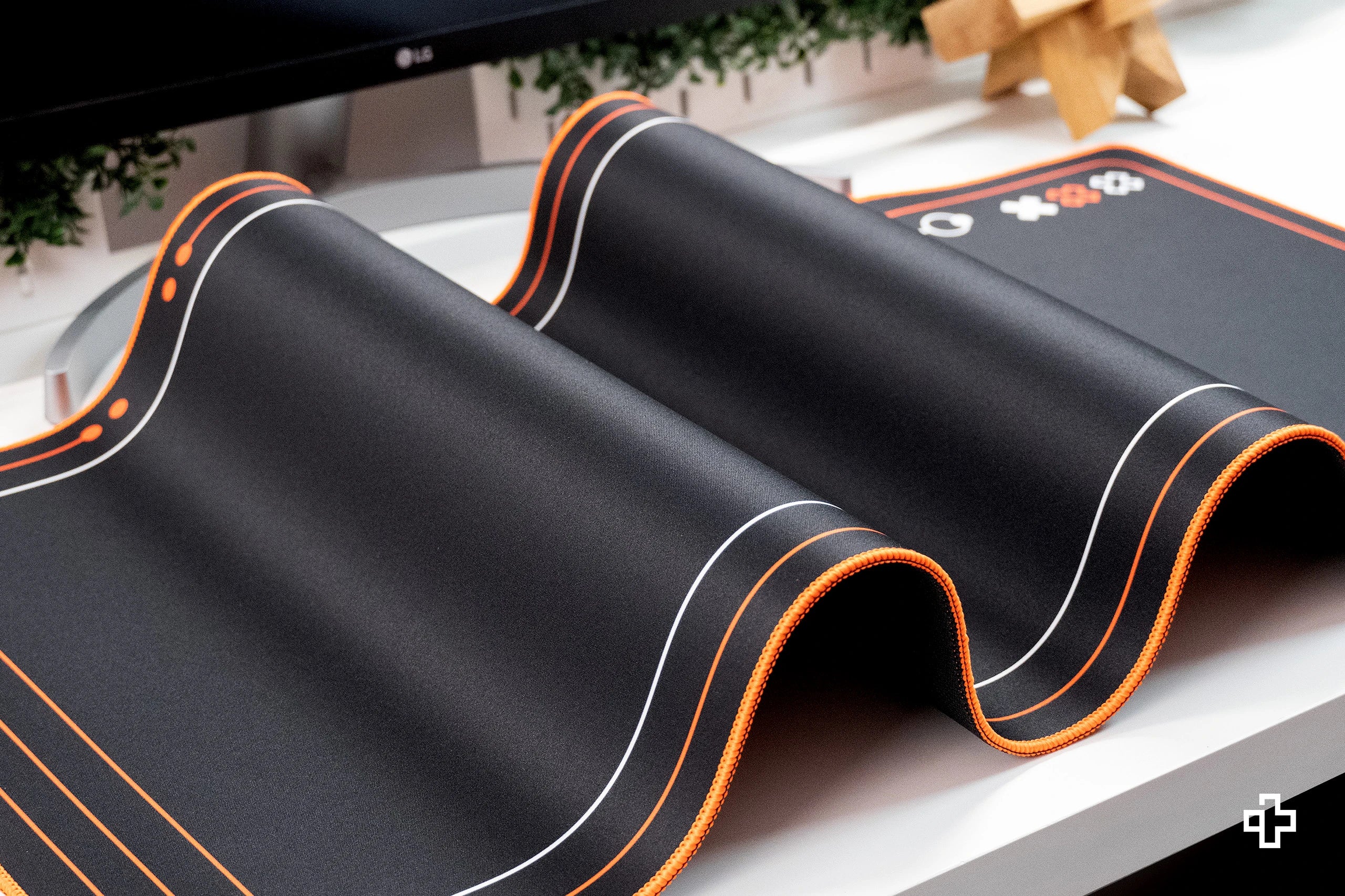 Deskmat Mousepad QwertyKey Phantom Negru Waterproof, Margini Cusute, Grosime 4mm, Spate Cauciucat