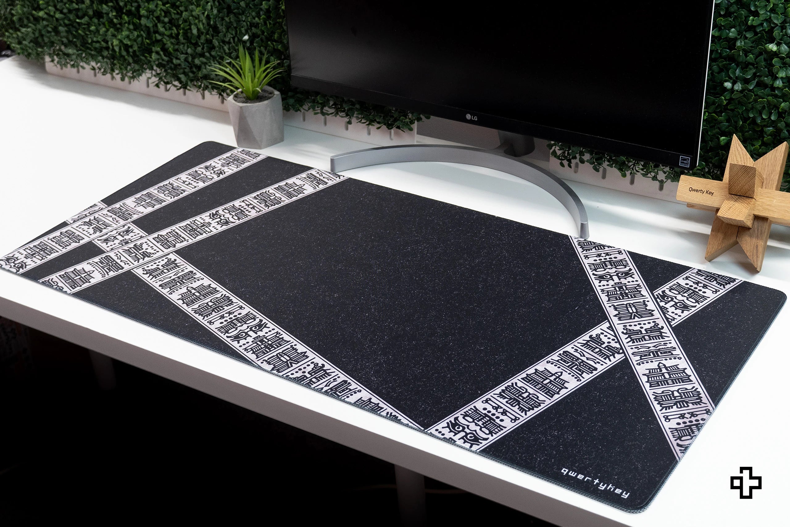 Deskmat Mousepad QwertyKey Shadow Waterproof, Margini Cusute, Grosime 4mm, Spate Cauciucat