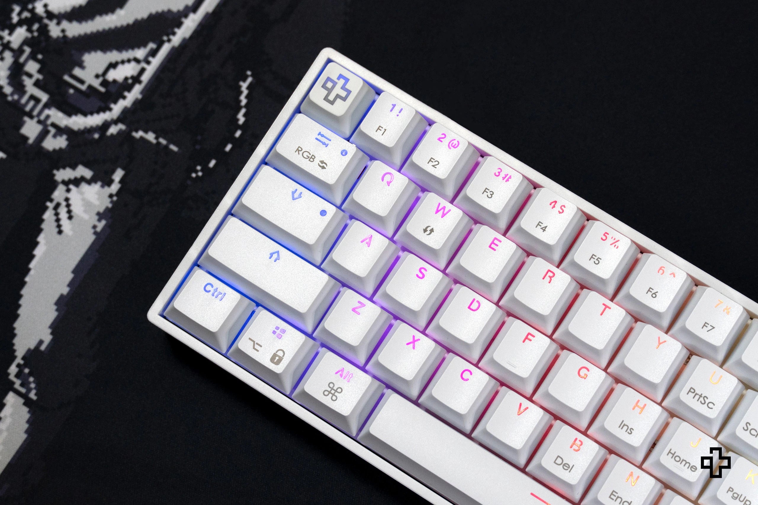 QwertyKey H61 Split Alba Hotswap RGB Tastatura Mecanica Gaming