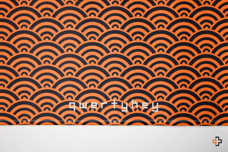 Deskmat Mousepad QwertyKey Orange Waves 4mm margini cusute - QwertyKey